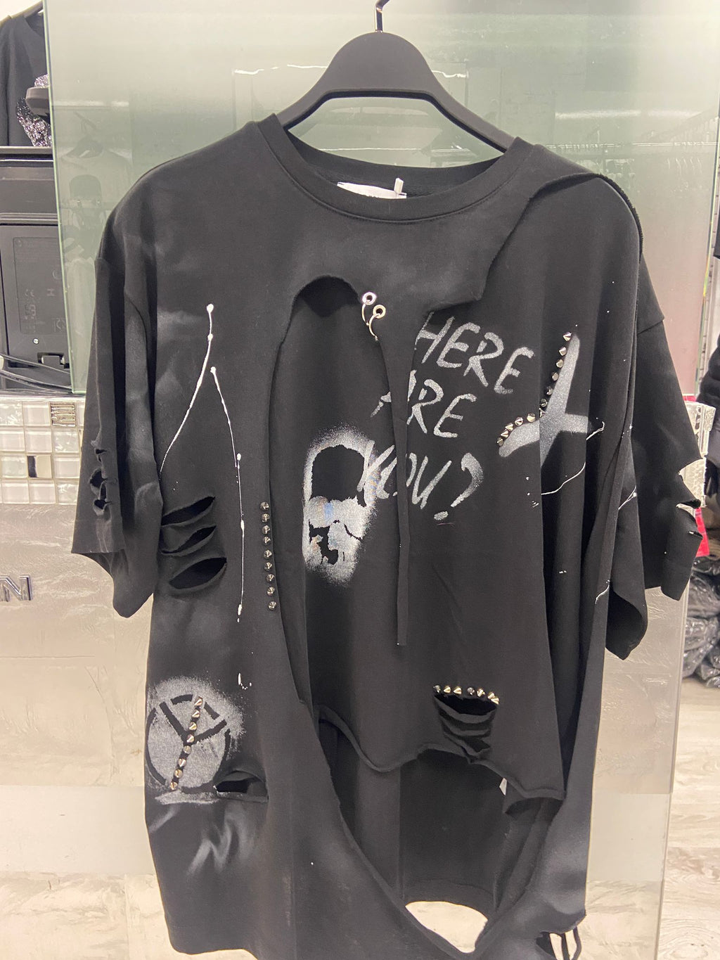 Re-Design Oversize Shirt HERE ARE YOU – Detailansicht Graffiti-Print und Nieten