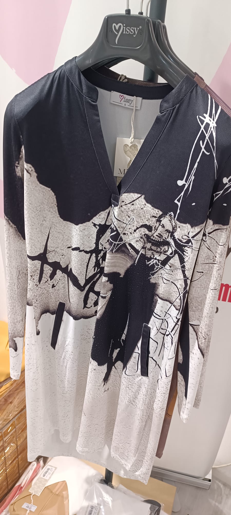 Damen Kleid Missy – Abstrakt Art Print – Glitzersteine – Schwarz/Weiss