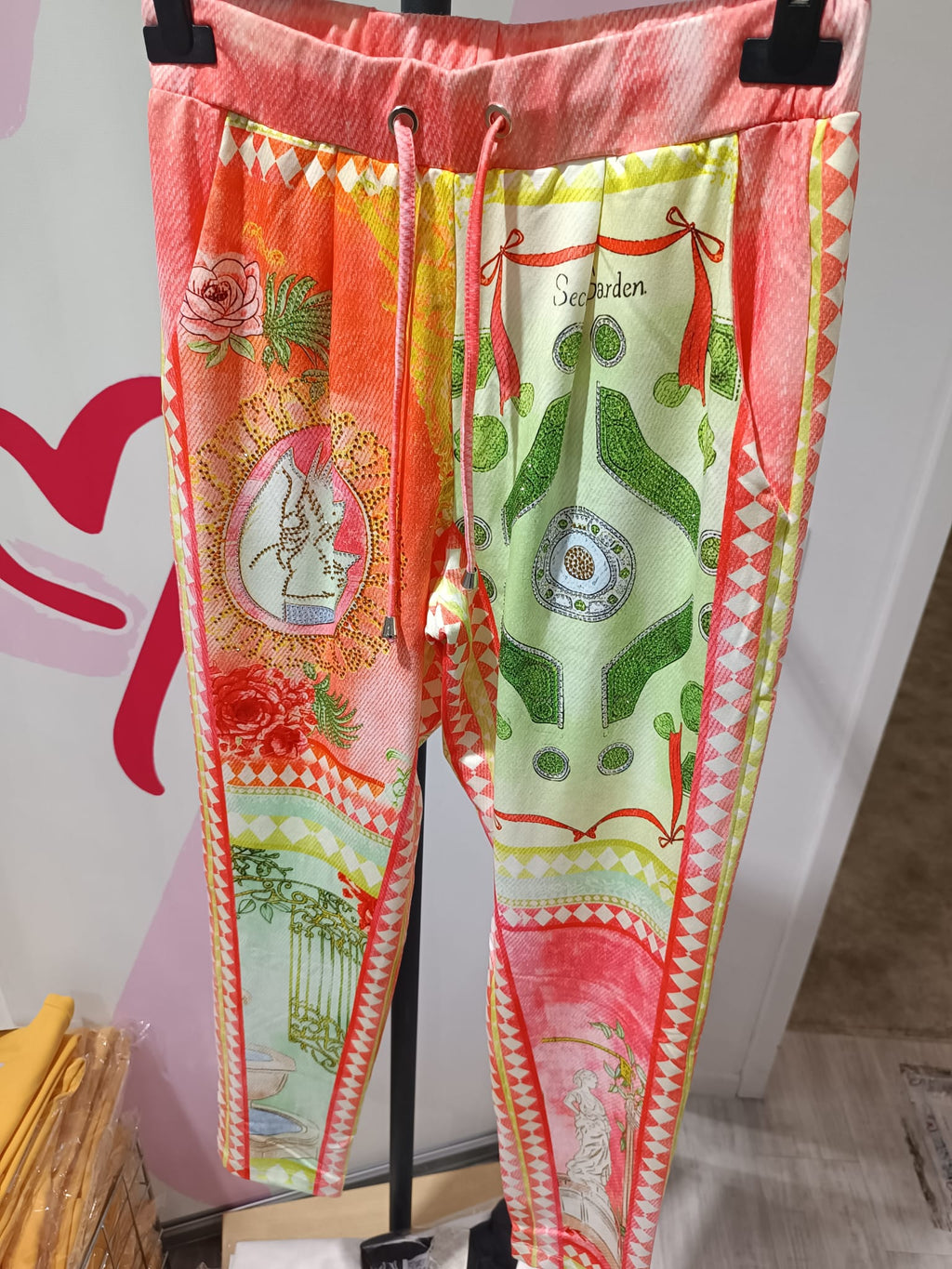Missy 4-Teiler „Secret Garden“ Frankreich – Blazer, Bluse, Hose & Top | Polyester mit Strasssteinen