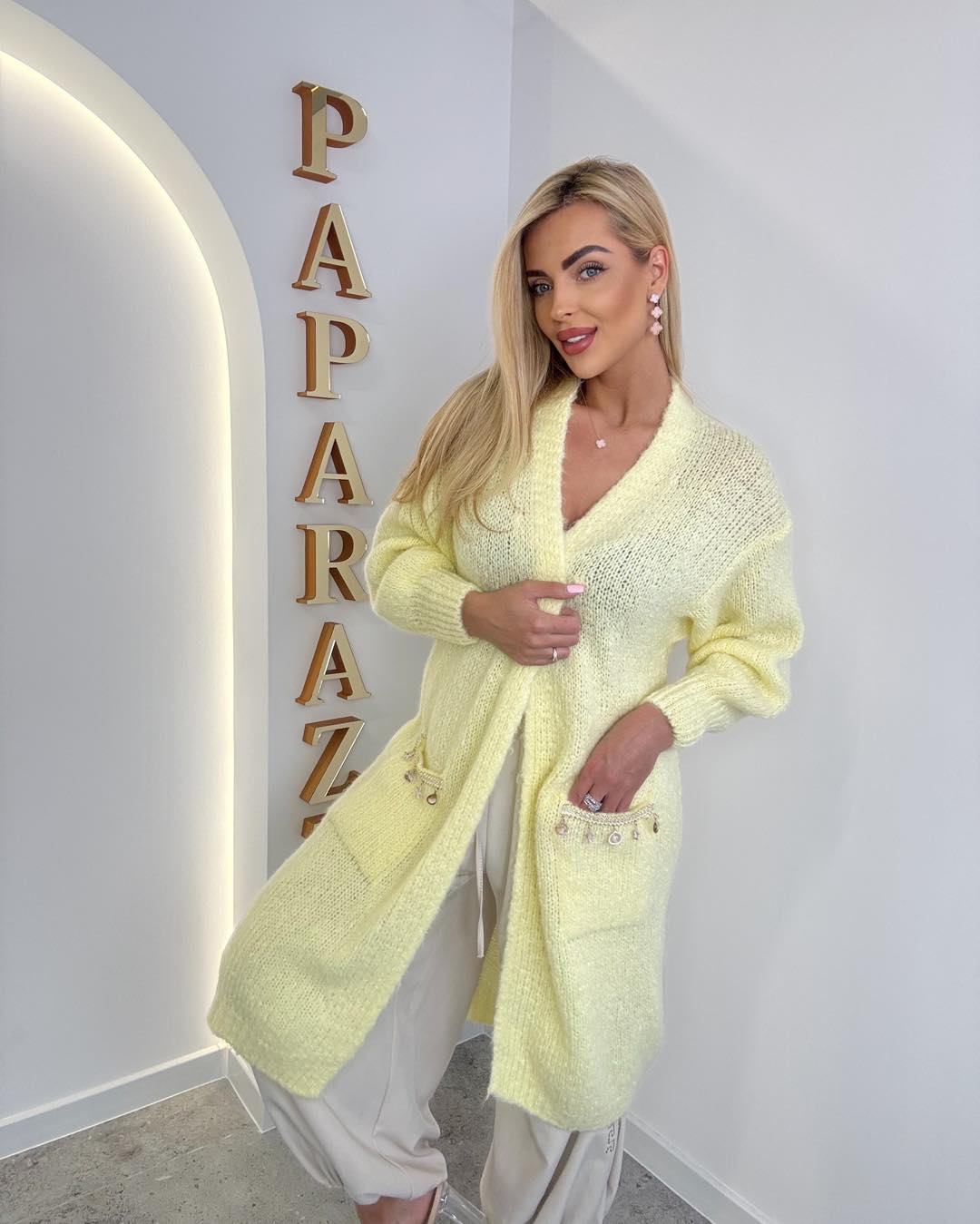 Damen Strickjacke Paparazzi - Gelb mit Glitzersteinen und Logo