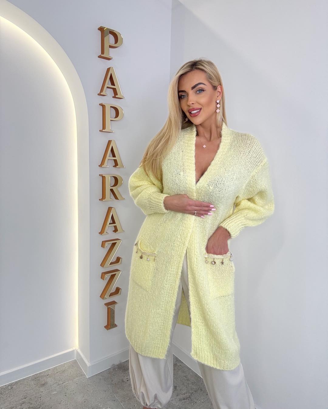 Damen Strickjacke Paparazzi - Gelb mit Glitzersteinen und Logo