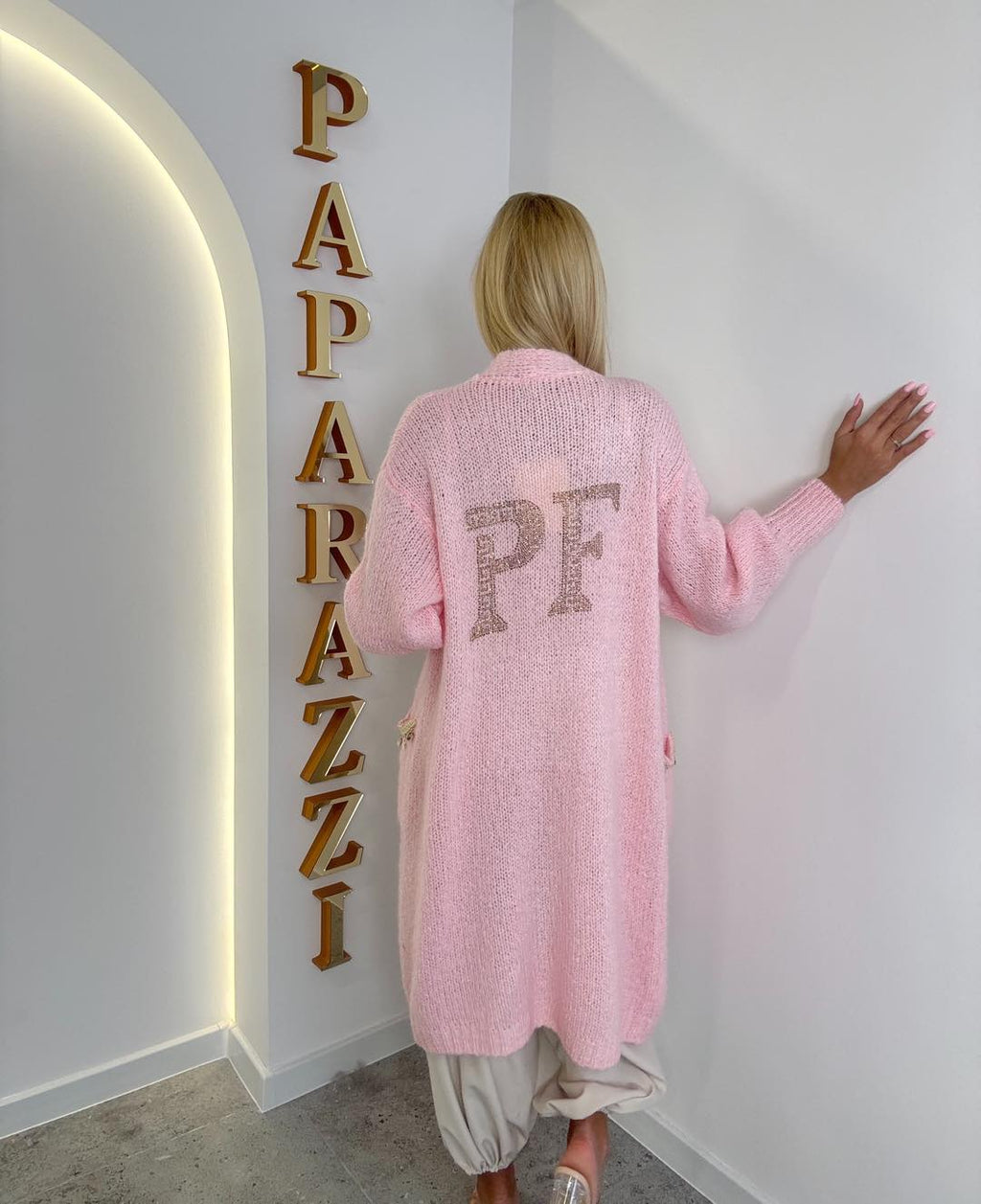 Damen Strickjacke Paparazzi - Rosa mit Glitzersteinen und Logo