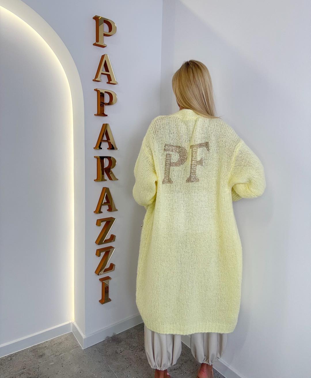 Damen Strickjacke Paparazzi - Gelb mit Glitzersteinen und Logo