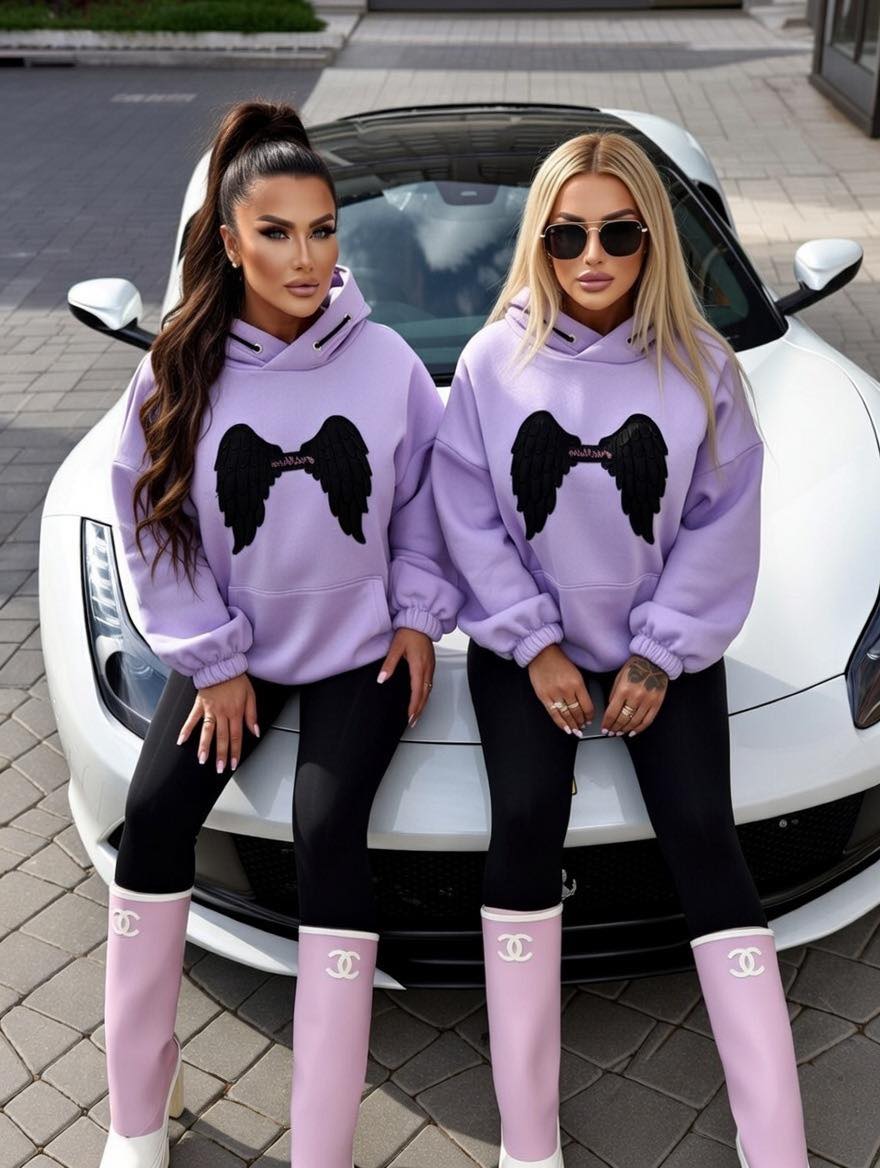 Hoodie mit Engelsflügeln bestickt