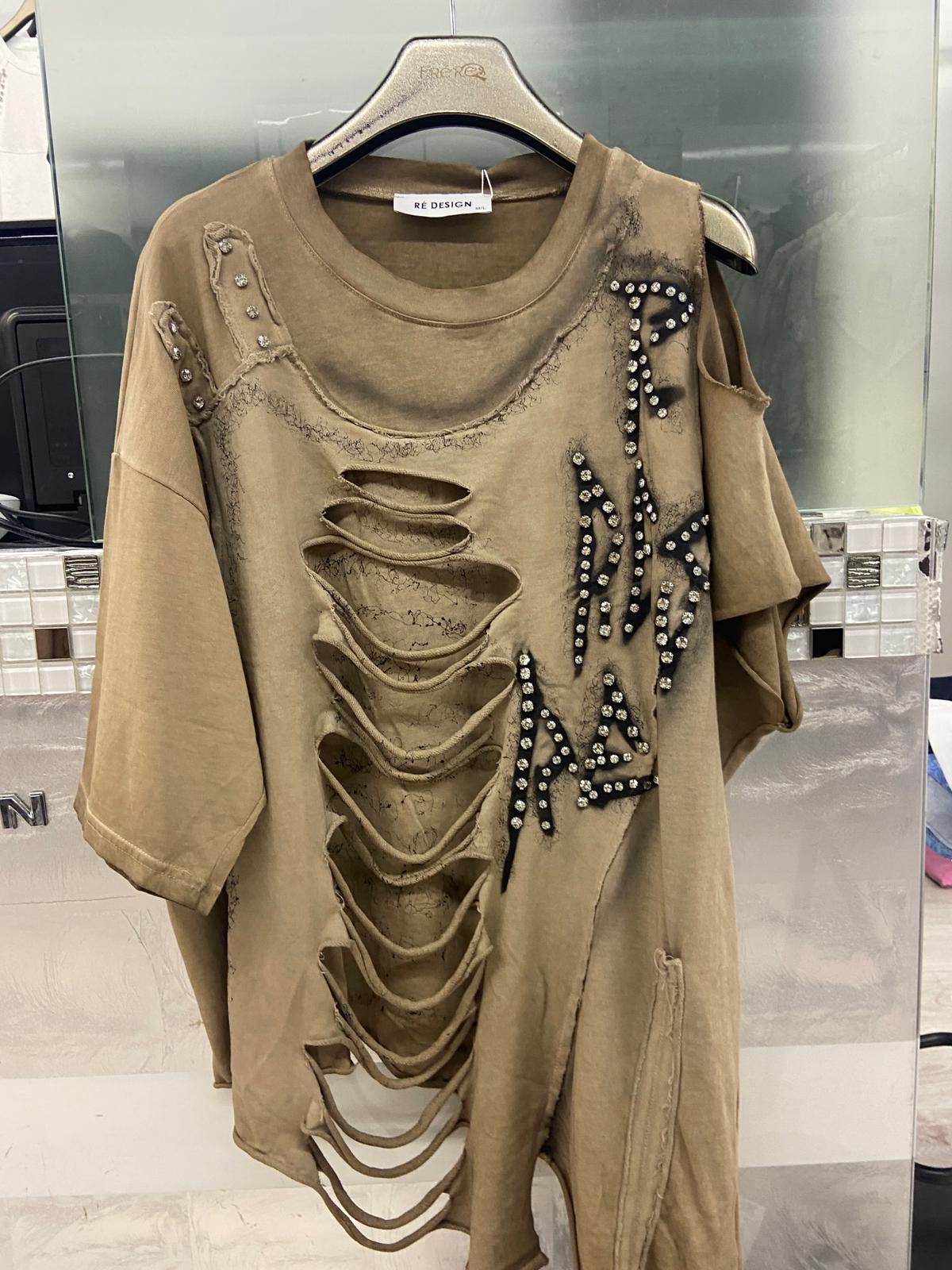 Re-Design Oversized Shirt Camel – Destroyed Look mit Nieten aus Italien | One Size bis 46