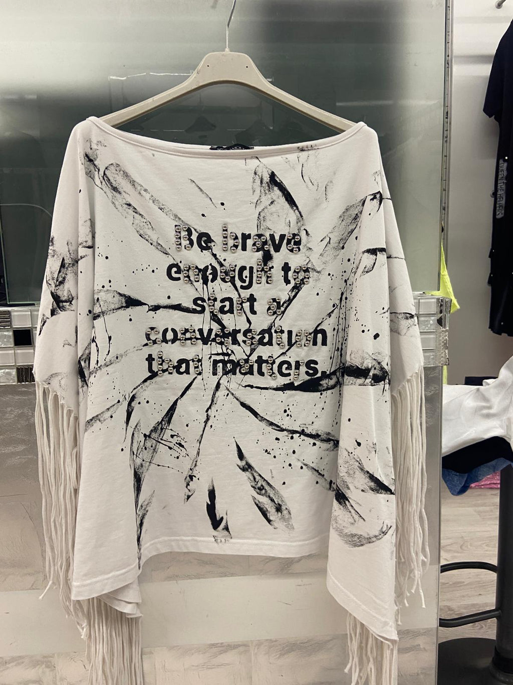 Re-Design Fransen Shirt Weiß – Be Brave