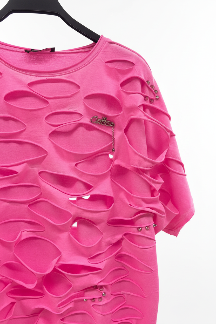 Re-Design Shirt Neonpink – Detailansicht Risse und Sicherheitsnadeln