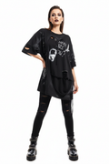 Re-Design Oversize Shirt HERE ARE YOU schwarz – KI-generiertes Tragebilder