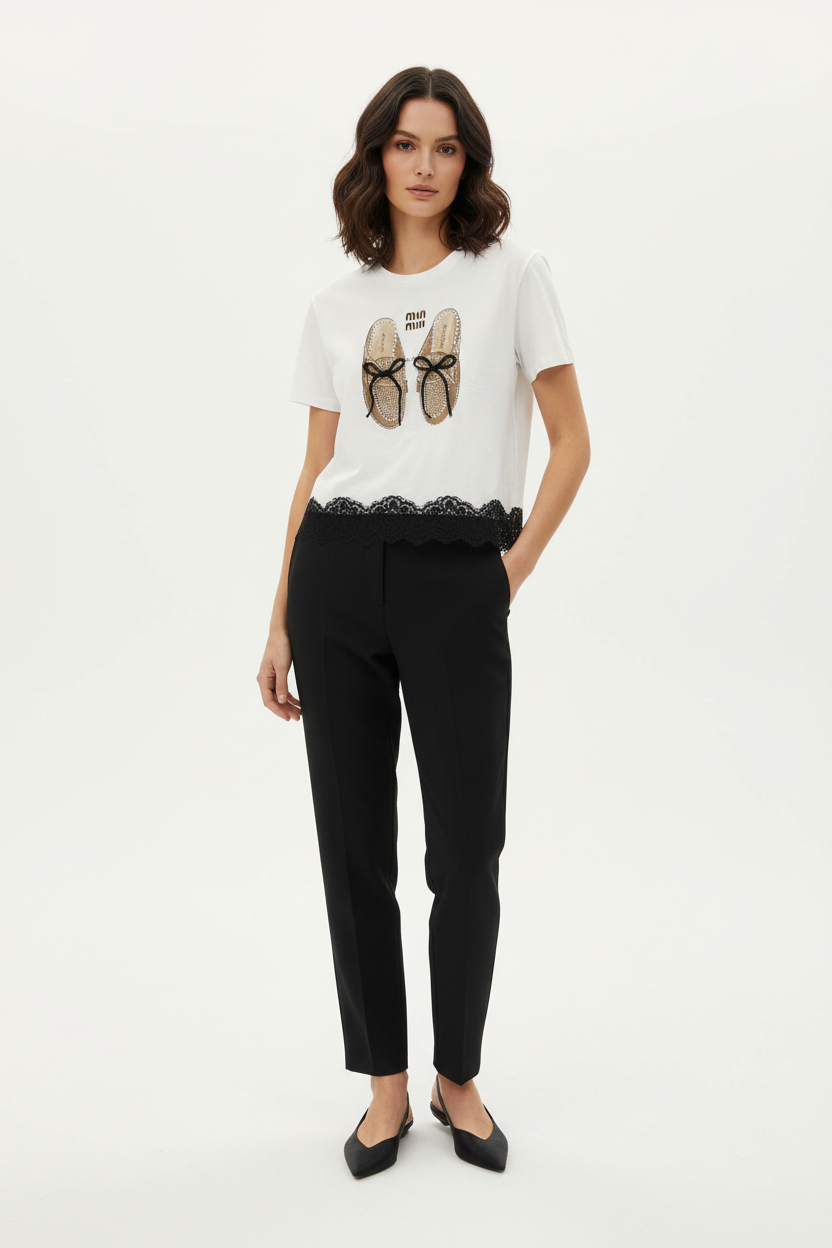 Damen T-Shirt Eu Queen Weiss Schuh-Print Glitzersteine – Tragebild